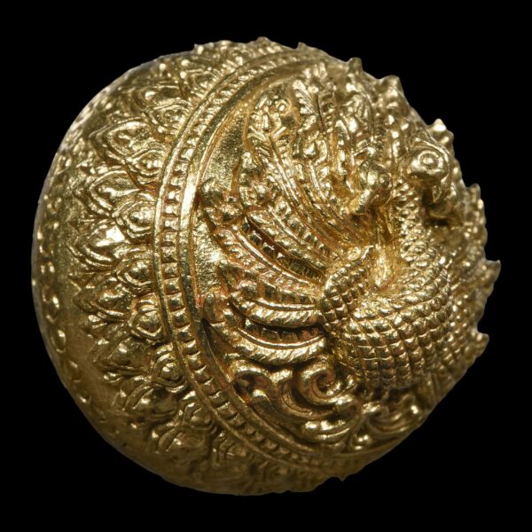 พญานกยูงคำ ธาตุทอง หมื่นโลกธาตุ รุ่นแรก เนื้อบุตรน้ำทอง (สีทองสุก) หลวงปู่ครูบา สล่าอุวิจิ่งต๊ะ มนต์ไทใหญ่ พระธาตุจอมแวะ ต.เมืองนะ เชียงใหม่ - Image 3