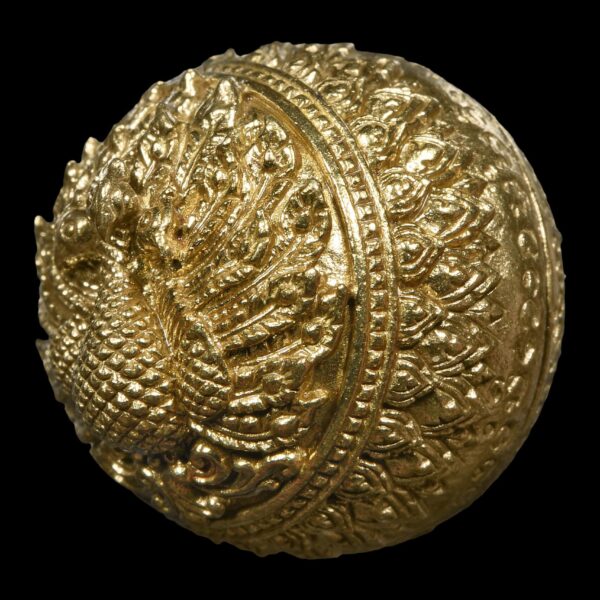 พญานกยูงคำ ธาตุทอง หมื่นโลกธาตุ รุ่นแรก เนื้อบุตรน้ำทอง (สีทองสุก) หลวงปู่ครูบา สล่าอุวิจิ่งต๊ะ มนต์ไทใหญ่ พระธาตุจอมแวะ ต.เมืองนะ เชียงใหม่ - Image 2